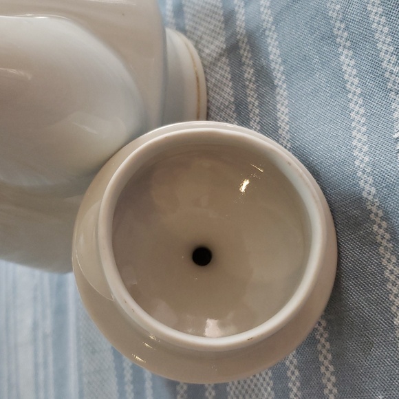 Tienshan White Teapot with Poinsettia Design - Picture 5 of 7